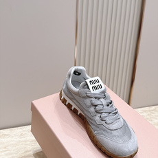 全新色系!! Miu Miu 26 早秋新款走秀MiuMiu 德训鞋 休闲运动鞋 经典升级 新色系 配合简直太好 休闲 全新色系!! Miu Miu 26 早秋新款走秀MiuMiu 德训鞋 休闲运动鞋 经典升级 新色系 配合简直太好 休闲