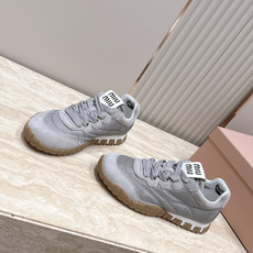 全新色系!! Miu Miu 26 早秋新款走秀MiuMiu 德训鞋 休闲运动鞋 经典升级 新色系 配合简直太好 休闲 全新色系!! Miu Miu 26 早秋新款走秀MiuMiu 德训鞋 休闲运动鞋 经典升级 新色系 配合简直太好 休闲