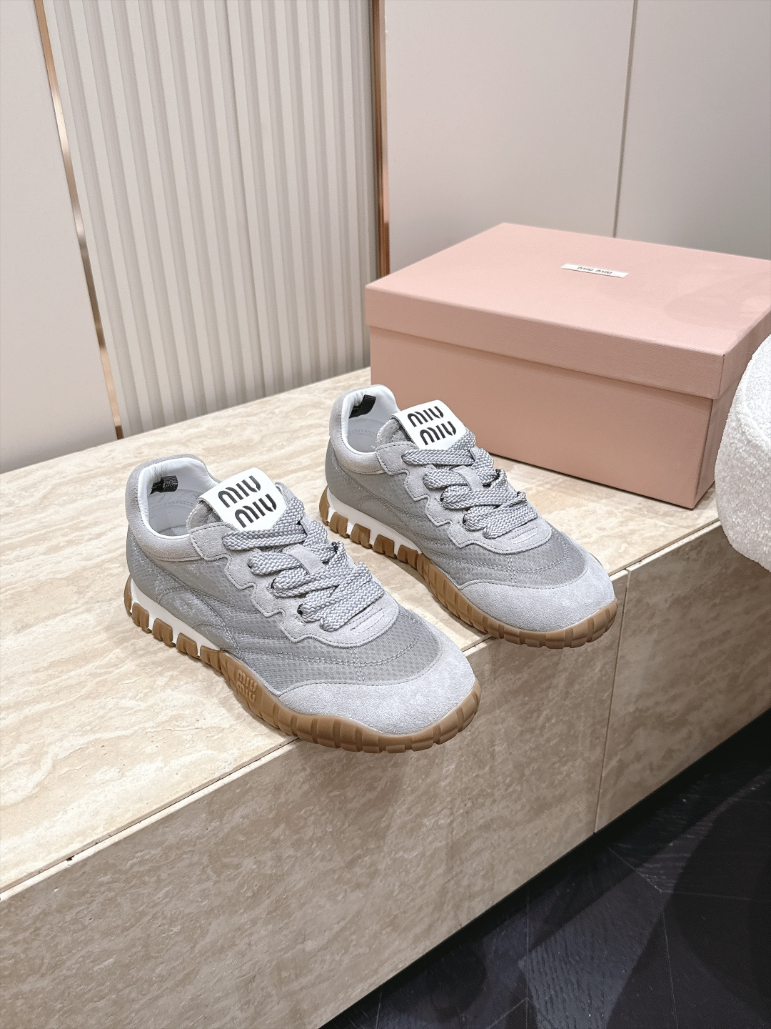 全新色系！！  Miu Miu 26 早秋新款走秀MiuMiu 德训鞋 休闲运动鞋 经典升级 新色系 配合简直太好 休闲