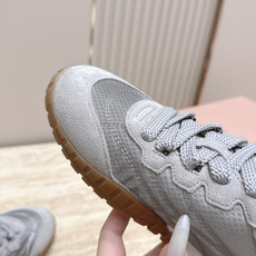 全新色系!! Miu Miu 26 早秋新款走秀MiuMiu 德训鞋 休闲运动鞋 经典升级 新色系 配合简直太好 休闲 全新色系!! Miu Miu 26 早秋新款走秀MiuMiu 德训鞋 休闲运动鞋 经典升级 新色系 配合简直太好 休闲