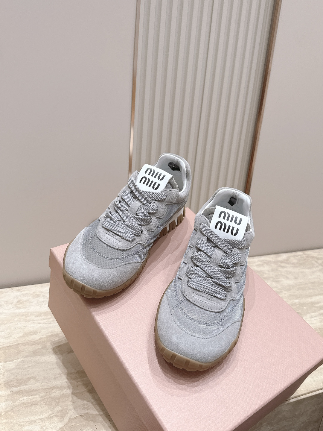 全新色系!! Miu Miu 26 早秋新款走秀MiuMiu 德训鞋 休闲运动鞋 经典升级 新色系 配合简直太好 休闲 全新色系!! Miu Miu 26 早秋新款走秀MiuMiu 德训鞋 休闲运动鞋 经典升级 新色系 配合简直太好 休闲