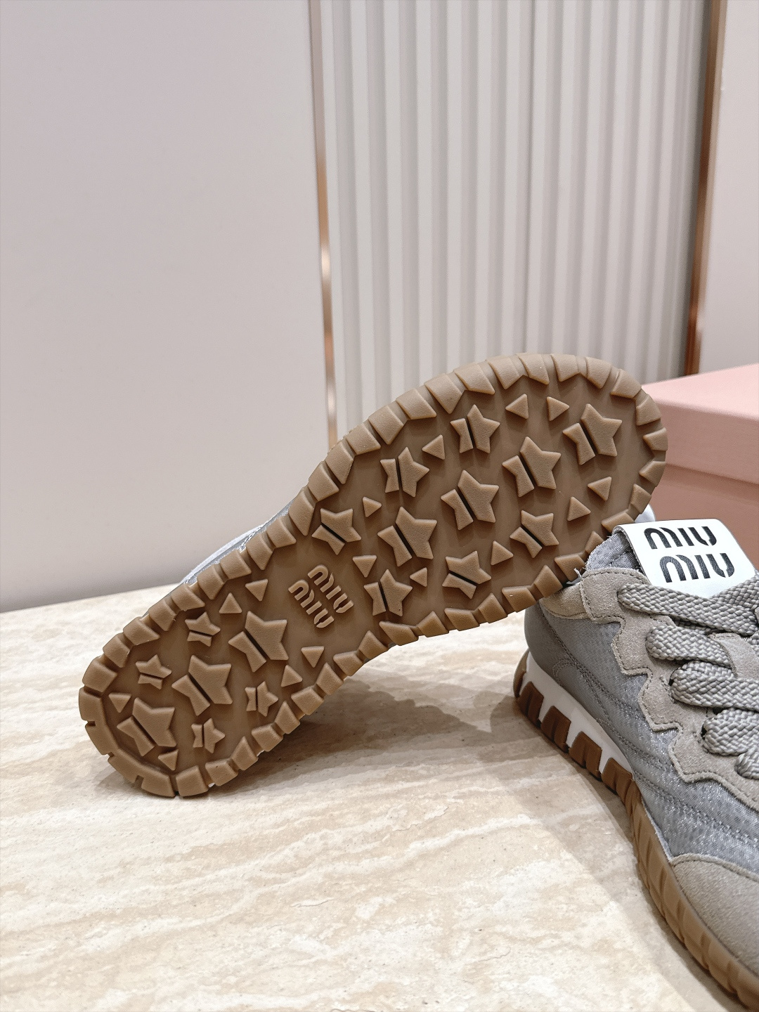 全新色系!! Miu Miu 26 早秋新款走秀MiuMiu 德训鞋 休闲运动鞋 经典升级 新色系 配合简直太好 休闲 全新色系!! Miu Miu 26 早秋新款走秀MiuMiu 德训鞋 休闲运动鞋 经典升级 新色系 配合简直太好 休闲