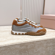 全新色系!! Miu Miu 26 早秋新款走秀MiuMiu 德训鞋 休闲运动鞋 经典升级 新色系 配合简直太好 休闲 全新色系!! Miu Miu 26 早秋新款走秀MiuMiu 德训鞋 休闲运动鞋 经典升级 新色系 配合简直太好 休闲
