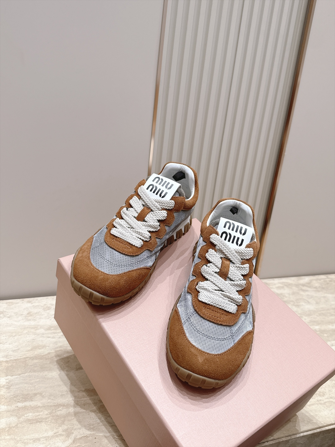 全新色系!! Miu Miu 26 早秋新款走秀MiuMiu 德训鞋 休闲运动鞋 经典升级 新色系 配合简直太好 休闲 全新色系!! Miu Miu 26 早秋新款走秀MiuMiu 德训鞋 休闲运动鞋 经典升级 新色系 配合简直太好 休闲