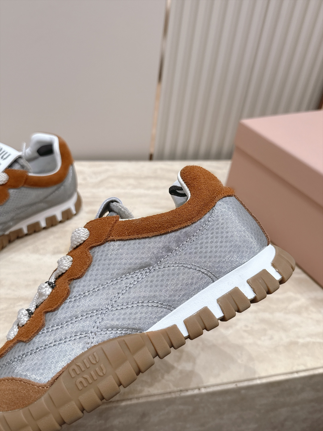 全新色系!! Miu Miu 26 早秋新款走秀MiuMiu 德训鞋 休闲运动鞋 经典升级 新色系 配合简直太好 休闲 全新色系!! Miu Miu 26 早秋新款走秀MiuMiu 德训鞋 休闲运动鞋 经典升级 新色系 配合简直太好 休闲