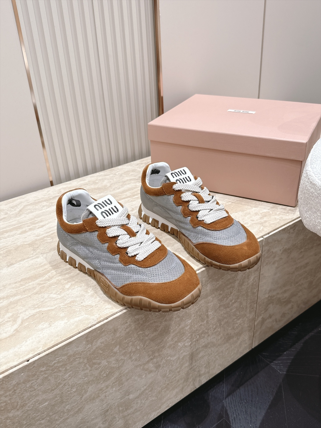 全新色系！！  Miu Miu 26 早秋新款走秀MiuMiu 德训鞋 休闲运动鞋 经典升级 新色系 配合简直太好 休闲