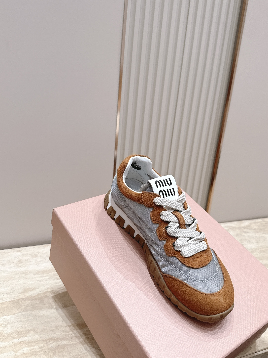 全新色系!! Miu Miu 26 早秋新款走秀MiuMiu 德训鞋 休闲运动鞋 经典升级 新色系 配合简直太好 休闲 全新色系!! Miu Miu 26 早秋新款走秀MiuMiu 德训鞋 休闲运动鞋 经典升级 新色系 配合简直太好 休闲