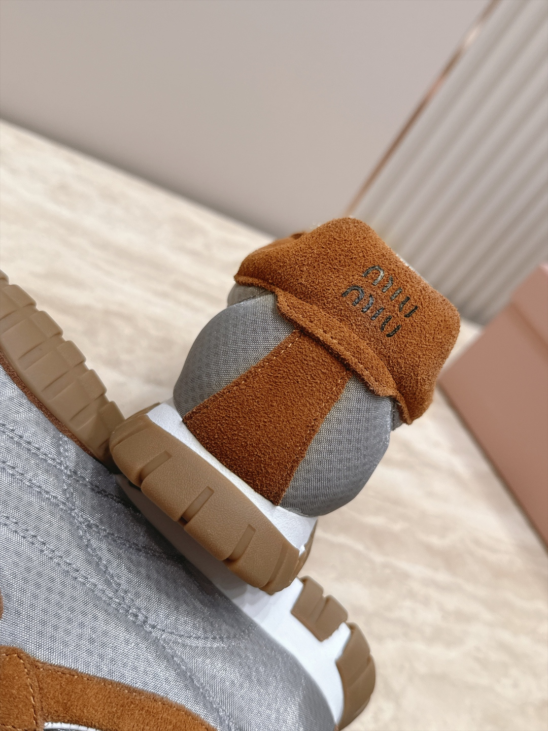 全新色系!! Miu Miu 26 早秋新款走秀MiuMiu 德训鞋 休闲运动鞋 经典升级 新色系 配合简直太好 休闲 全新色系!! Miu Miu 26 早秋新款走秀MiuMiu 德训鞋 休闲运动鞋 经典升级 新色系 配合简直太好 休闲