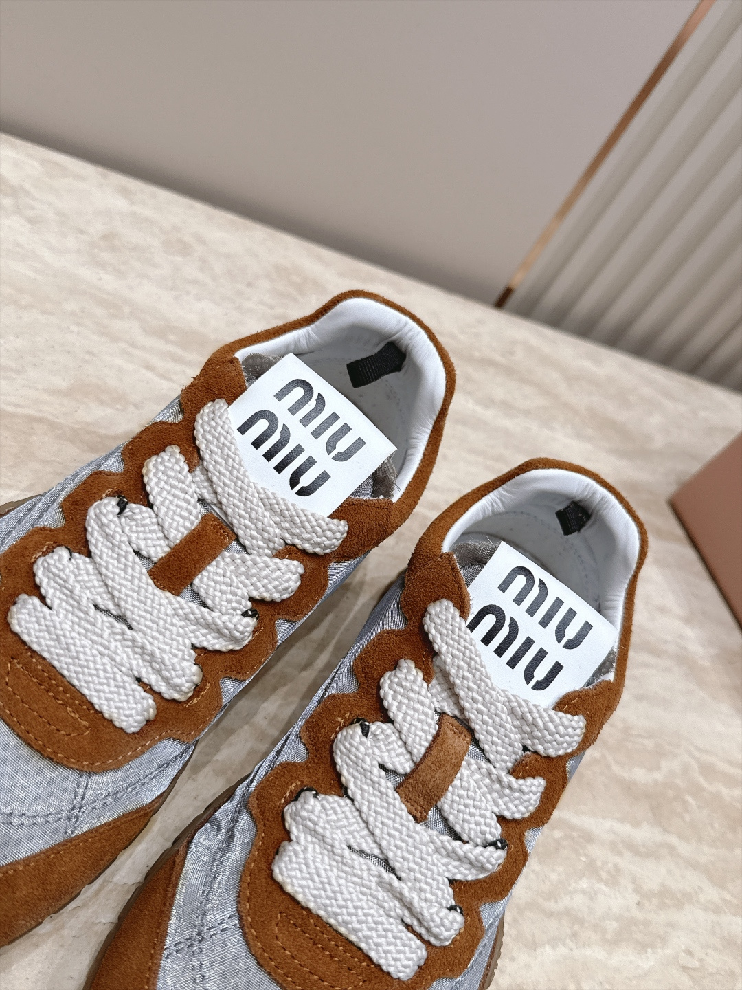 全新色系!! Miu Miu 26 早秋新款走秀MiuMiu 德训鞋 休闲运动鞋 经典升级 新色系 配合简直太好 休闲 全新色系!! Miu Miu 26 早秋新款走秀MiuMiu 德训鞋 休闲运动鞋 经典升级 新色系 配合简直太好 休闲