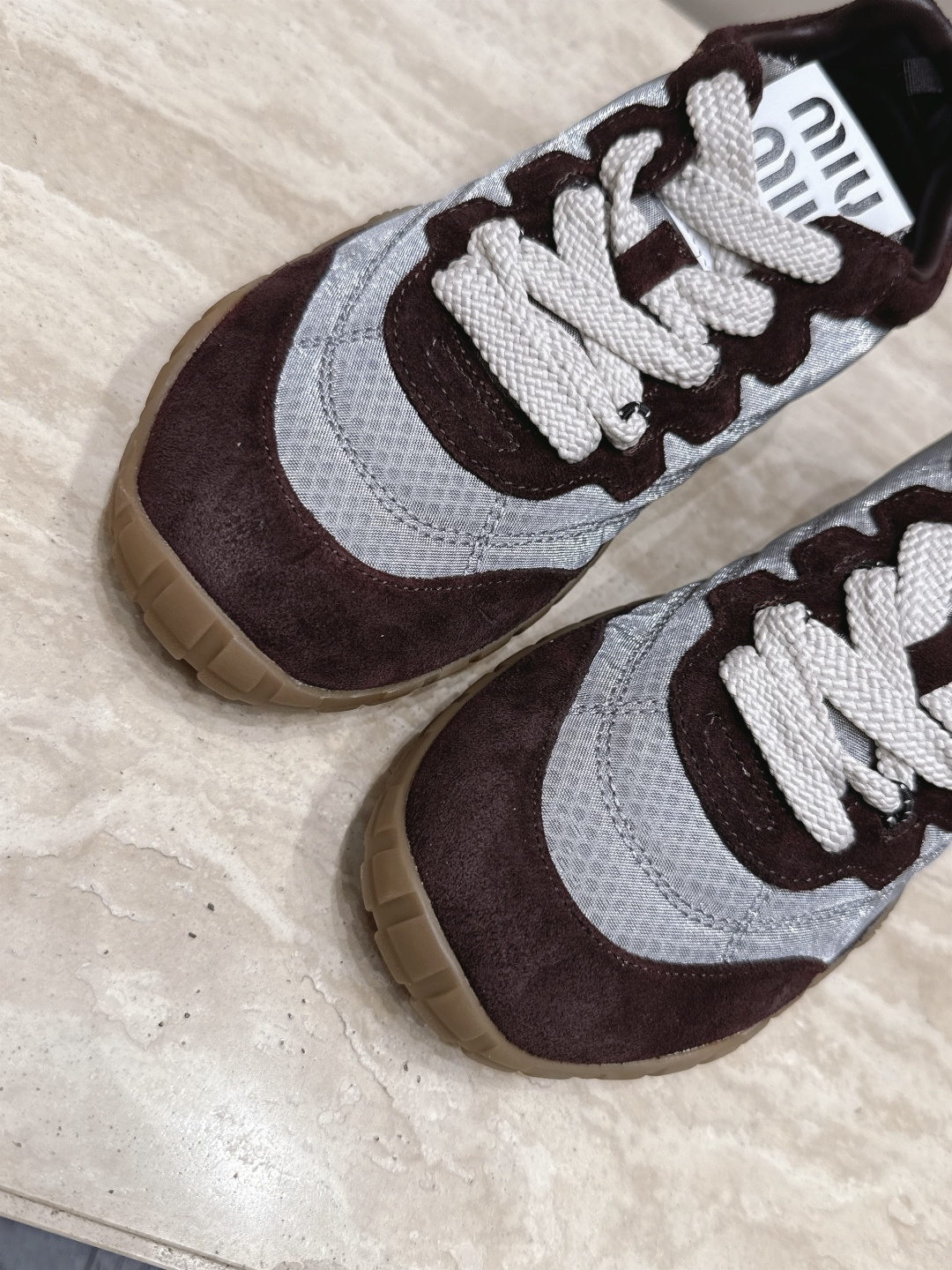 全新色系!! Miu Miu 26 早秋新款走秀MiuMiu 德训鞋 休闲运动鞋 经典升级 新色系 配合简直太好 休闲 全新色系!! Miu Miu 26 早秋新款走秀MiuMiu 德训鞋 休闲运动鞋 经典升级 新色系 配合简直太好 休闲