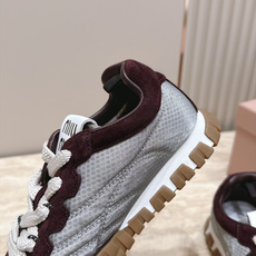 全新色系!! Miu Miu 26 早秋新款走秀MiuMiu 德训鞋 休闲运动鞋 经典升级 新色系 配合简直太好 休闲 全新色系!! Miu Miu 26 早秋新款走秀MiuMiu 德训鞋 休闲运动鞋 经典升级 新色系 配合简直太好 休闲