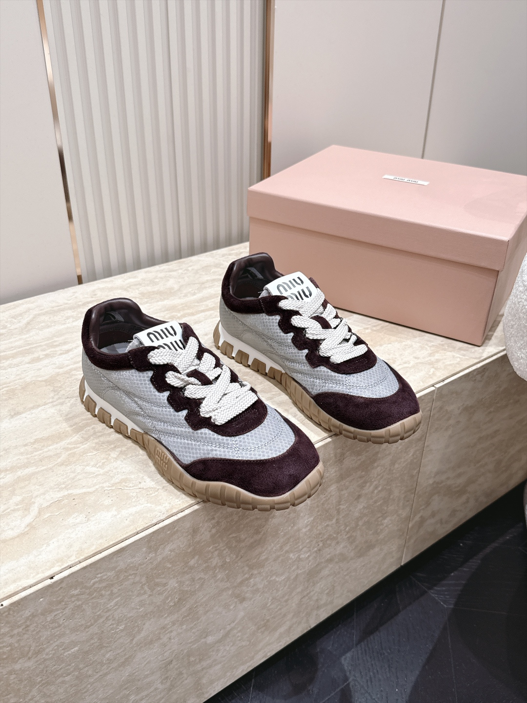 全新色系！！  Miu Miu 26 早秋新款走秀MiuMiu 德训鞋 休闲运动鞋 经典升级 新色系 配合简直太好 休闲