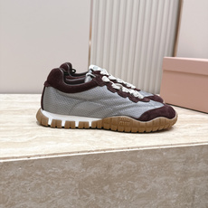 全新色系!! Miu Miu 26 早秋新款走秀MiuMiu 德训鞋 休闲运动鞋 经典升级 新色系 配合简直太好 休闲 全新色系!! Miu Miu 26 早秋新款走秀MiuMiu 德训鞋 休闲运动鞋 经典升级 新色系 配合简直太好 休闲