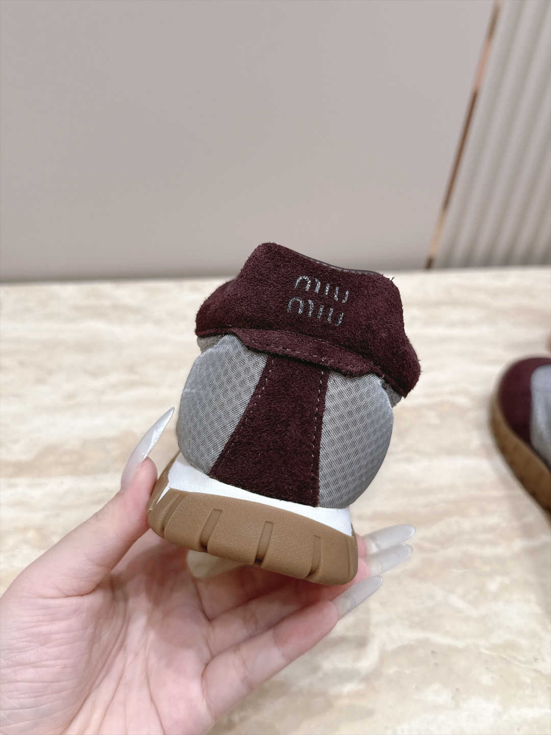 全新色系!! Miu Miu 26 早秋新款走秀MiuMiu 德训鞋 休闲运动鞋 经典升级 新色系 配合简直太好 休闲 全新色系!! Miu Miu 26 早秋新款走秀MiuMiu 德训鞋 休闲运动鞋 经典升级 新色系 配合简直太好 休闲