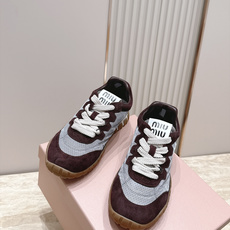 全新色系!! Miu Miu 26 早秋新款走秀MiuMiu 德训鞋 休闲运动鞋 经典升级 新色系 配合简直太好 休闲 全新色系!! Miu Miu 26 早秋新款走秀MiuMiu 德训鞋 休闲运动鞋 经典升级 新色系 配合简直太好 休闲