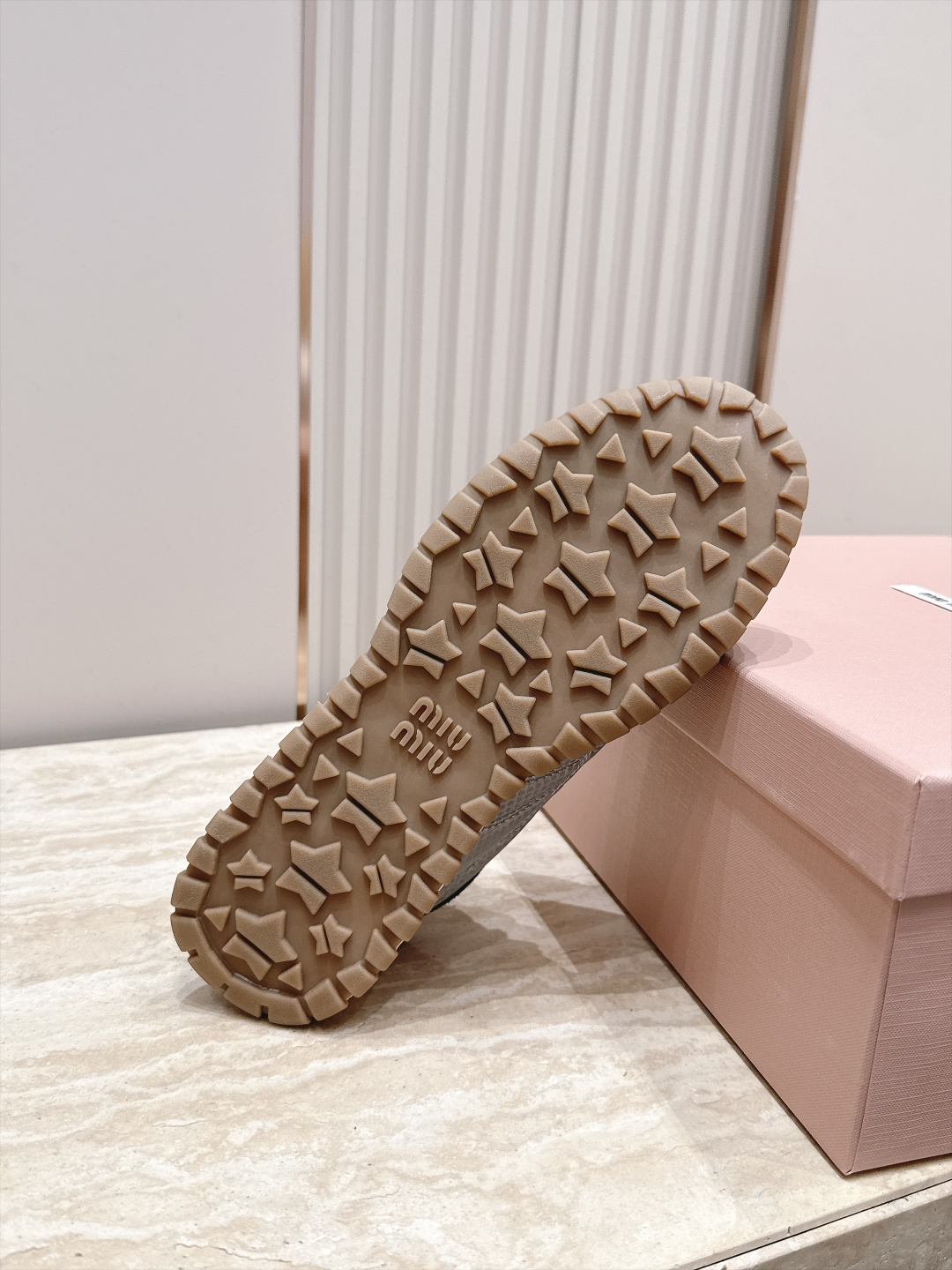 全新色系!! Miu Miu 26 早秋新款走秀MiuMiu 德训鞋 休闲运动鞋 经典升级 新色系 配合简直太好 休闲 全新色系!! Miu Miu 26 早秋新款走秀MiuMiu 德训鞋 休闲运动鞋 经典升级 新色系 配合简直太好 休闲