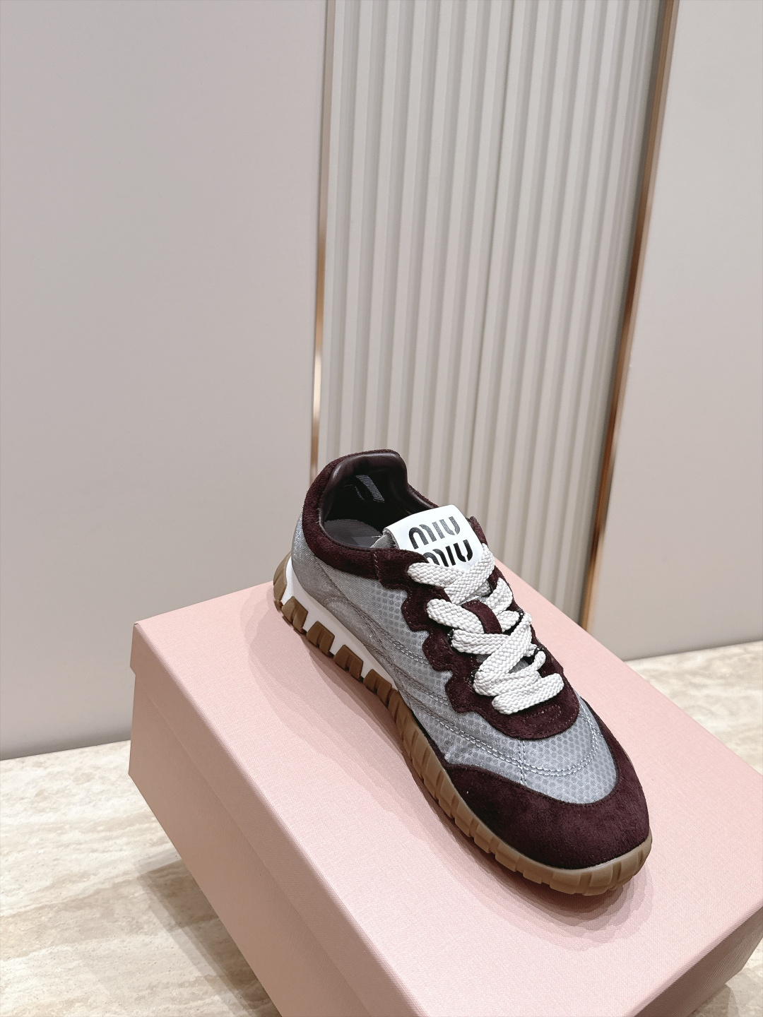 全新色系!! Miu Miu 26 早秋新款走秀MiuMiu 德训鞋 休闲运动鞋 经典升级 新色系 配合简直太好 休闲 全新色系!! Miu Miu 26 早秋新款走秀MiuMiu 德训鞋 休闲运动鞋 经典升级 新色系 配合简直太好 休闲