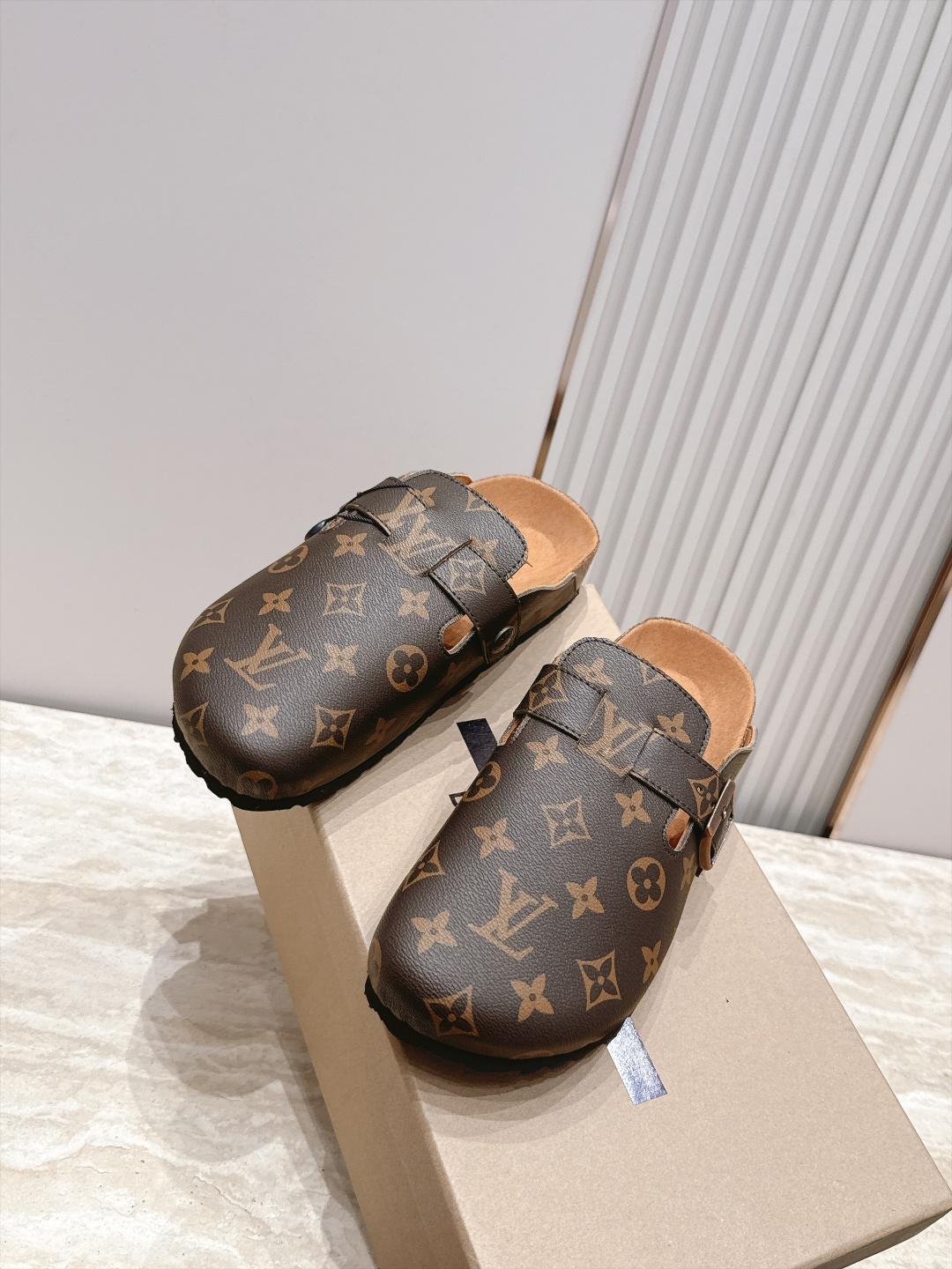 情侣款 LV 新款 包头博肯半 拖鞋 融合摩登风范与经典设计,采用绒面牛皮革鞋面,鞋面配有皮带、金属搭扣,半拖设计风格 情侣款 LV 新款 包头博肯半 拖鞋 融合摩登风范与经典设计,采用绒面牛皮革鞋面,鞋面配有皮带、金属搭扣,半拖设计风格