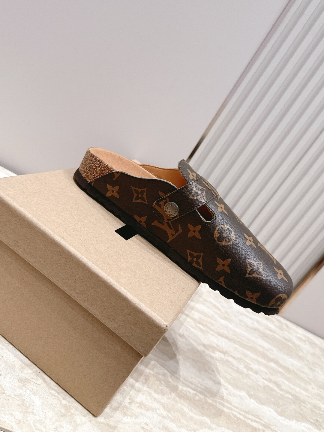 情侣款 LV 新款 包头博肯半 拖鞋 融合摩登风范与经典设计,采用绒面牛皮革鞋面,鞋面配有皮带、金属搭扣,半拖设计风格 情侣款 LV 新款 包头博肯半 拖鞋 融合摩登风范与经典设计,采用绒面牛皮革鞋面,鞋面配有皮带、金属搭扣,半拖设计风格