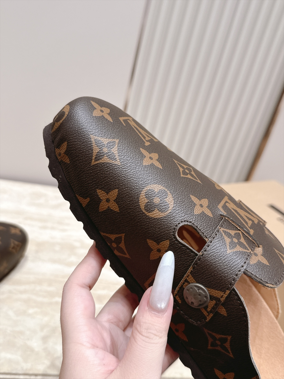 情侣款 LV 新款 包头博肯半 拖鞋 融合摩登风范与经典设计,采用绒面牛皮革鞋面,鞋面配有皮带、金属搭扣,半拖设计风格 情侣款 LV 新款 包头博肯半 拖鞋 融合摩登风范与经典设计,采用绒面牛皮革鞋面,鞋面配有皮带、金属搭扣,半拖设计风格