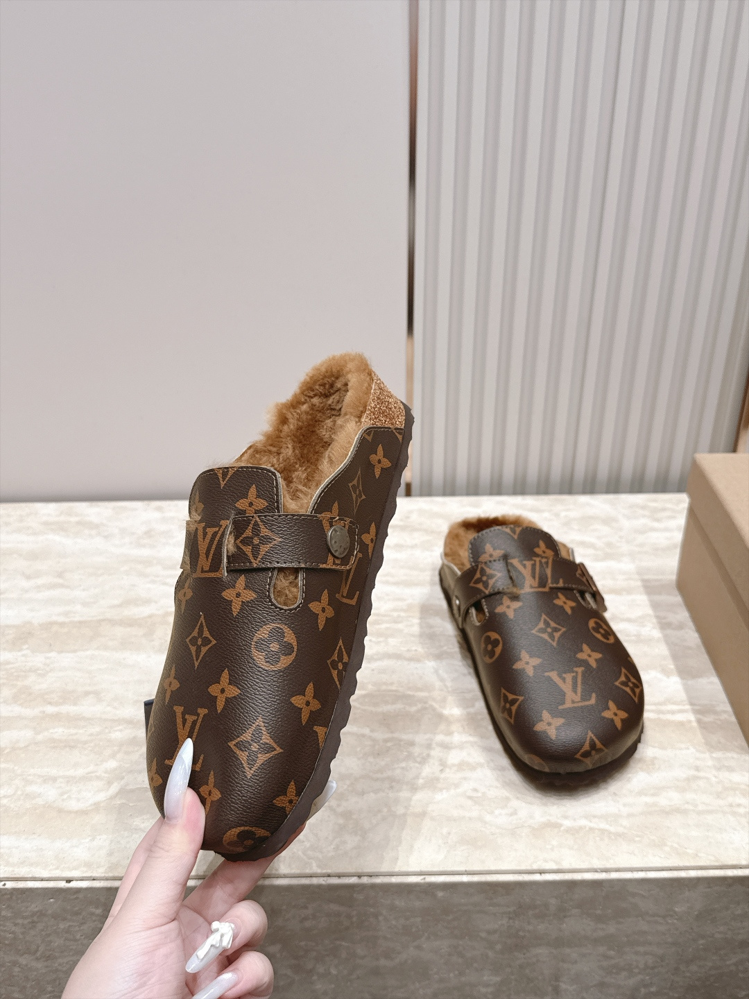 情侣款 毛里款 LV 新款 包头博肯半 拖鞋 融合摩登风范与经典设计,采用绒面牛皮革鞋面,鞋面配有皮带、金属搭扣,半拖 情侣款 毛里款 LV 新款 包头博肯半 拖鞋 融合摩登风范与经典设计,采用绒面牛皮革鞋面,鞋面配有皮带、金属搭扣,半拖