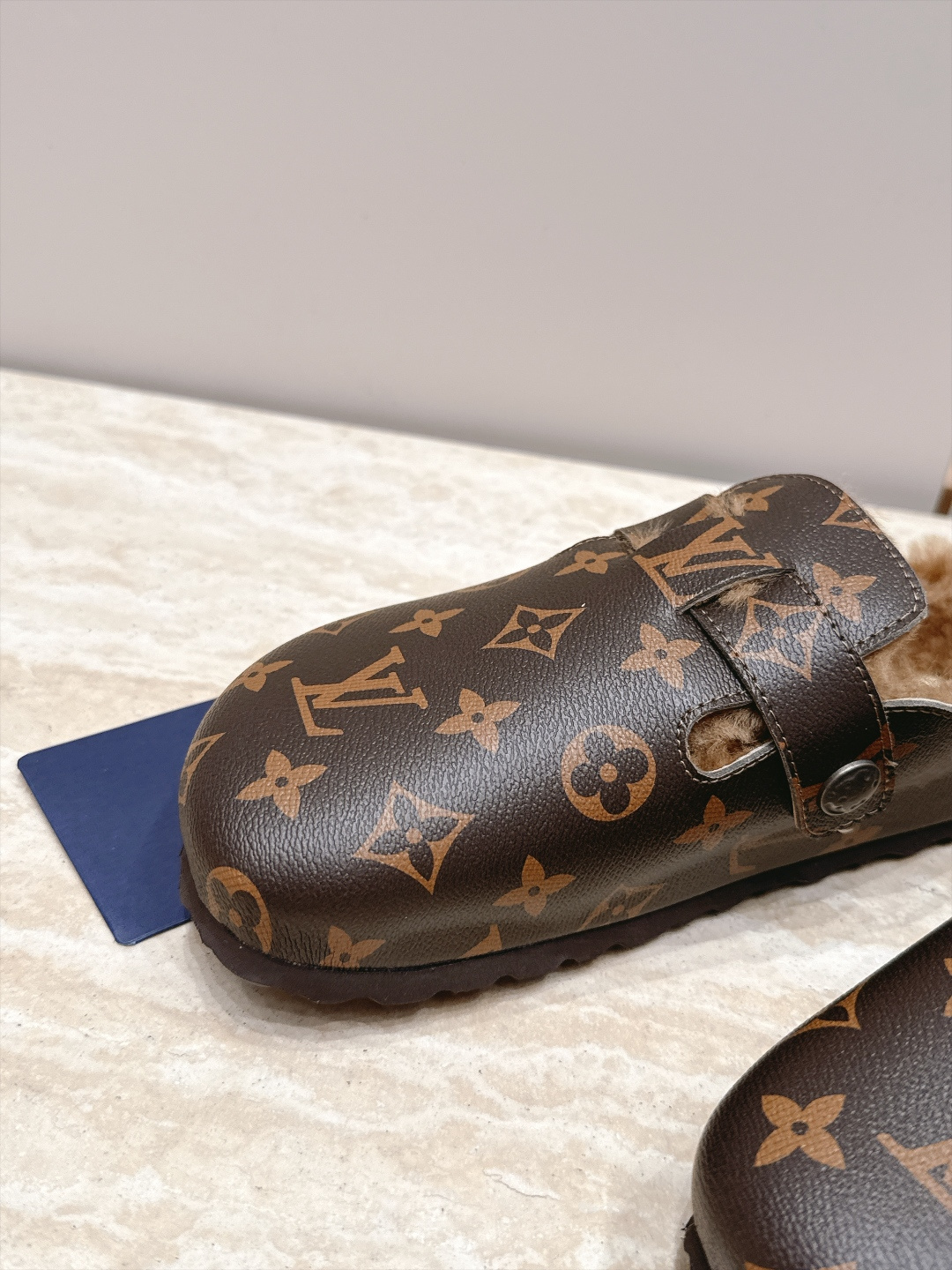 情侣款 毛里款 LV 新款 包头博肯半 拖鞋 融合摩登风范与经典设计,采用绒面牛皮革鞋面,鞋面配有皮带、金属搭扣,半拖 情侣款 毛里款 LV 新款 包头博肯半 拖鞋 融合摩登风范与经典设计,采用绒面牛皮革鞋面,鞋面配有皮带、金属搭扣,半拖