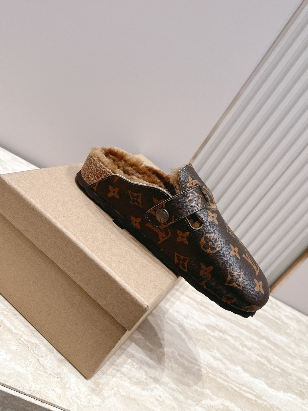 情侣款 毛里款 LV 新款 包头博肯半 拖鞋 融合摩登风范与经典设计,采用绒面牛皮革鞋面,鞋面配有皮带、金属搭扣,半拖 情侣款 毛里款 LV 新款 包头博肯半 拖鞋 融合摩登风范与经典设计,采用绒面牛皮革鞋面,鞋面配有皮带、金属搭扣,半拖