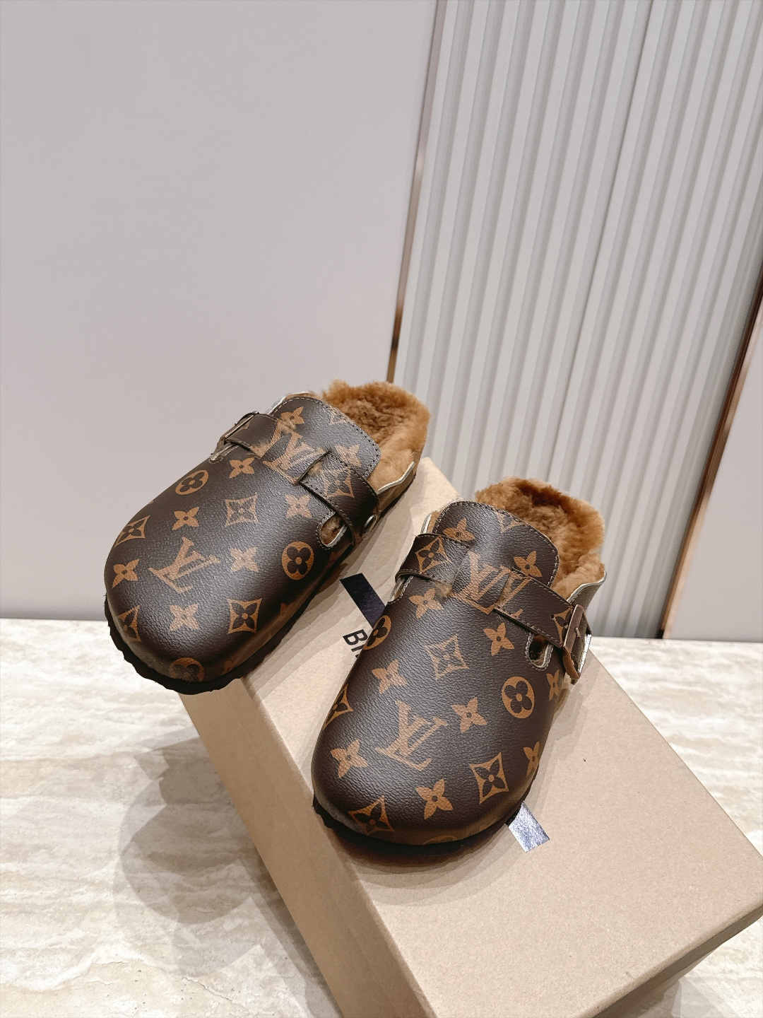 情侣款 毛里款 LV 新款 包头博肯半 拖鞋 融合摩登风范与经典设计,采用绒面牛皮革鞋面,鞋面配有皮带、金属搭扣,半拖 情侣款 毛里款 LV 新款 包头博肯半 拖鞋 融合摩登风范与经典设计,采用绒面牛皮革鞋面,鞋面配有皮带、金属搭扣,半拖