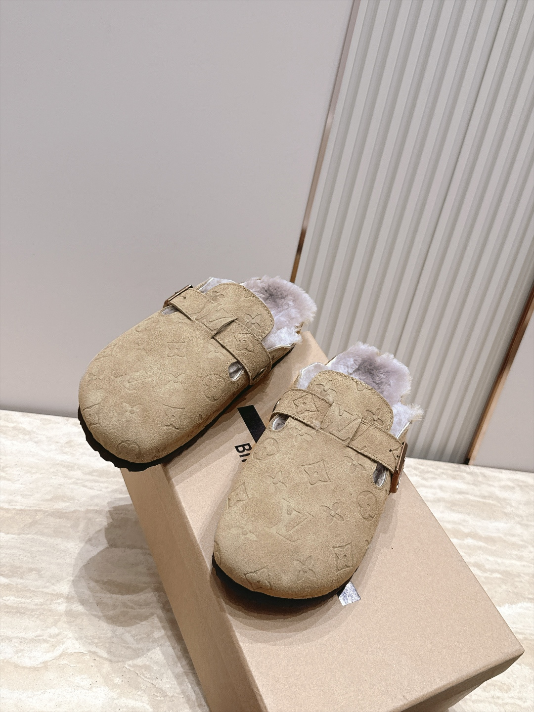 情侣款 毛里款 LV 新款 包头博肯半 拖鞋 融合摩登风范与经典设计,采用绒面牛皮革鞋面,鞋面配有皮带、金属搭扣,半拖 情侣款 毛里款 LV 新款 包头博肯半 拖鞋 融合摩登风范与经典设计,采用绒面牛皮革鞋面,鞋面配有皮带、金属搭扣,半拖