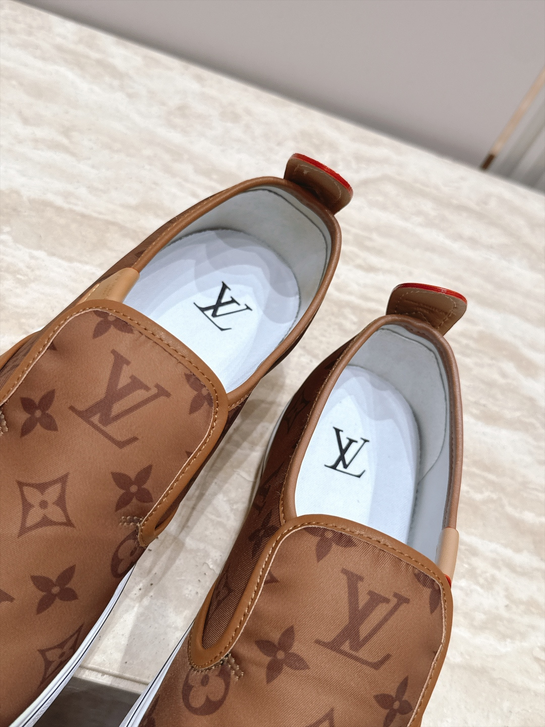 男款 LV路易威登L家 驴牌最新厚底丹宁牛仔布 压花 老花 厚底 休闲运动鞋 滑板鞋 原版购入开发 做货 这款Lagoo 男款 LV路易威登L家 驴牌最新厚底丹宁牛仔布 压花 老花 厚底 休闲运动鞋 滑板鞋 原版购入开发 做货 这款Lagoo