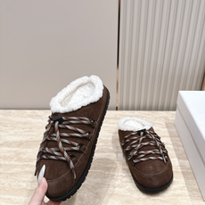 普拉达 Prada 26秋冬新款三角扣羊毛拖鞋 复古呆萌秋冬氛围感毛毛拖 Prada这款羊剪毛半拖太戳人了!羊剪毛内里软 普拉达 Prada 26秋冬新款三角扣羊毛拖鞋 复古呆萌秋冬氛围感毛毛拖 Prada这款羊剪毛半拖太戳人了!羊剪毛内里软