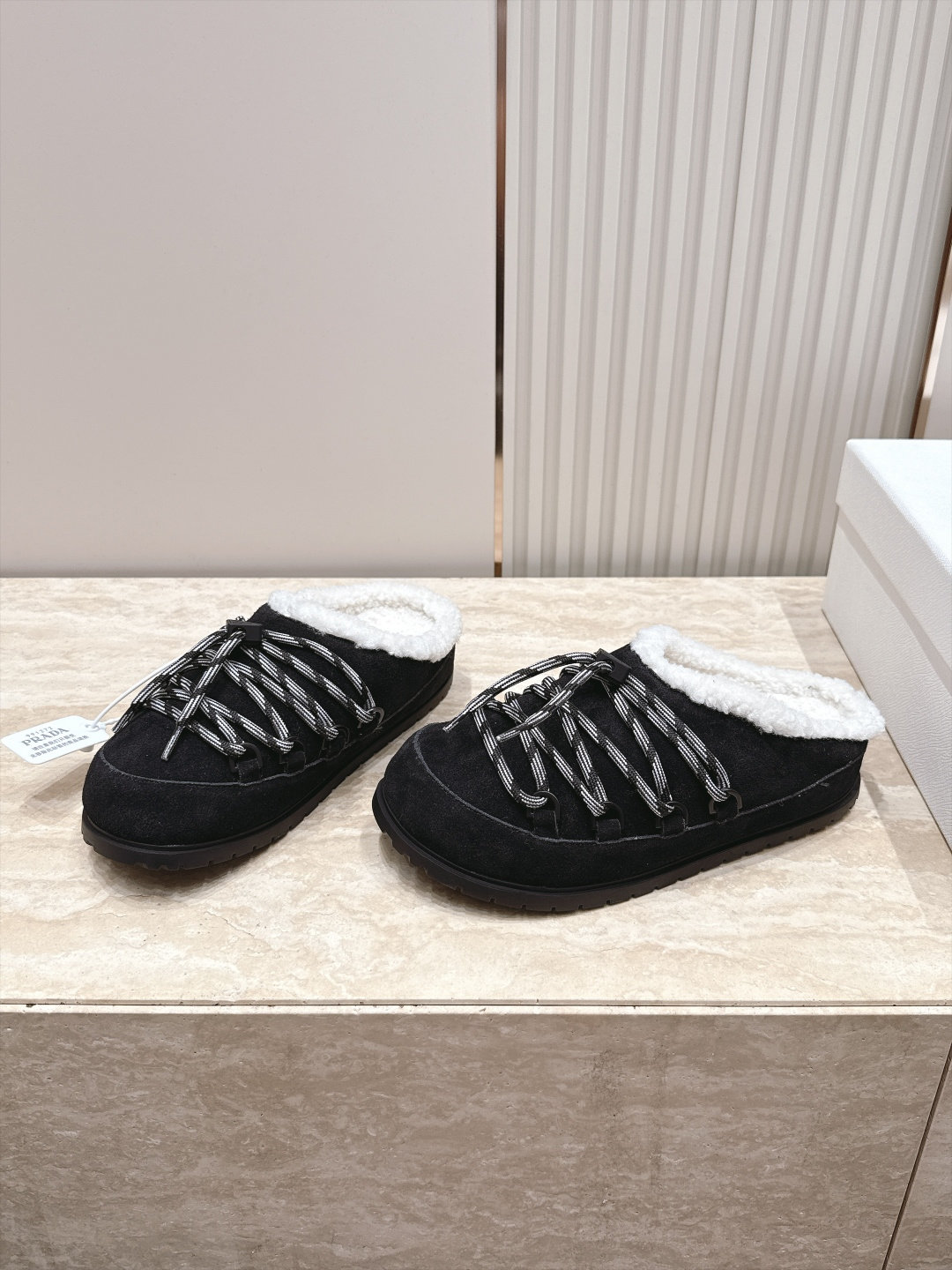 普拉达 Prada 26秋冬新款三角扣羊毛拖鞋 复古呆萌秋冬氛围感毛毛拖 Prada这款羊剪毛半拖太戳人了!羊剪毛内里软