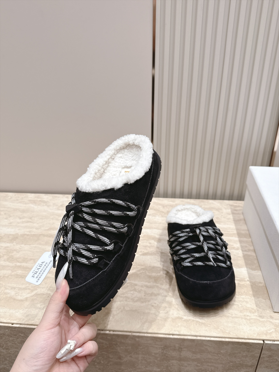 普拉达 Prada 26秋冬新款三角扣羊毛拖鞋 复古呆萌秋冬氛围感毛毛拖 Prada这款羊剪毛半拖太戳人了!羊剪毛内里软