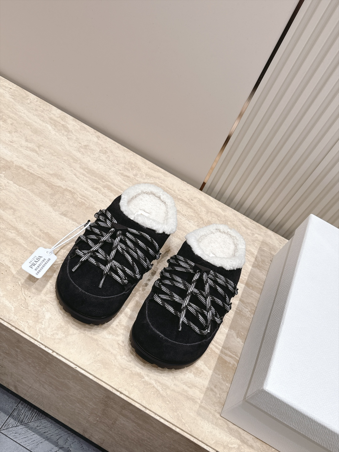 普拉达 Prada 26秋冬新款三角扣羊毛拖鞋 复古呆萌秋冬氛围感毛毛拖 Prada这款羊剪毛半拖太戳人了!羊剪毛内里软