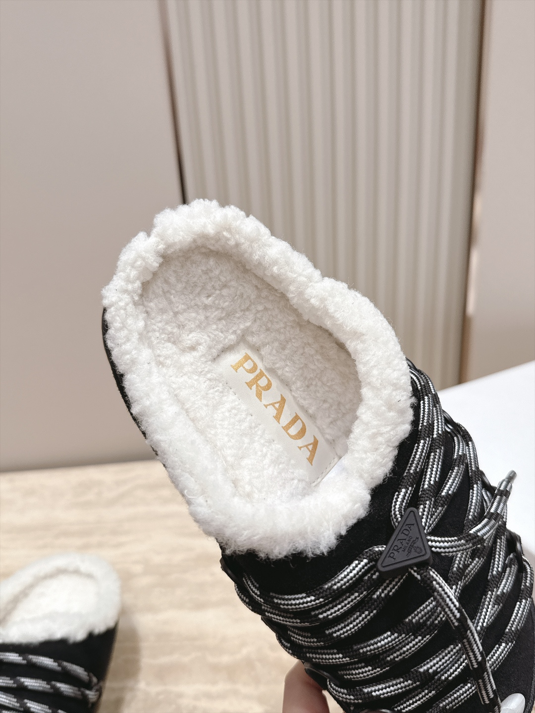 普拉达 Prada 26秋冬新款三角扣羊毛拖鞋 复古呆萌秋冬氛围感毛毛拖 Prada这款羊剪毛半拖太戳人了!羊剪毛内里软