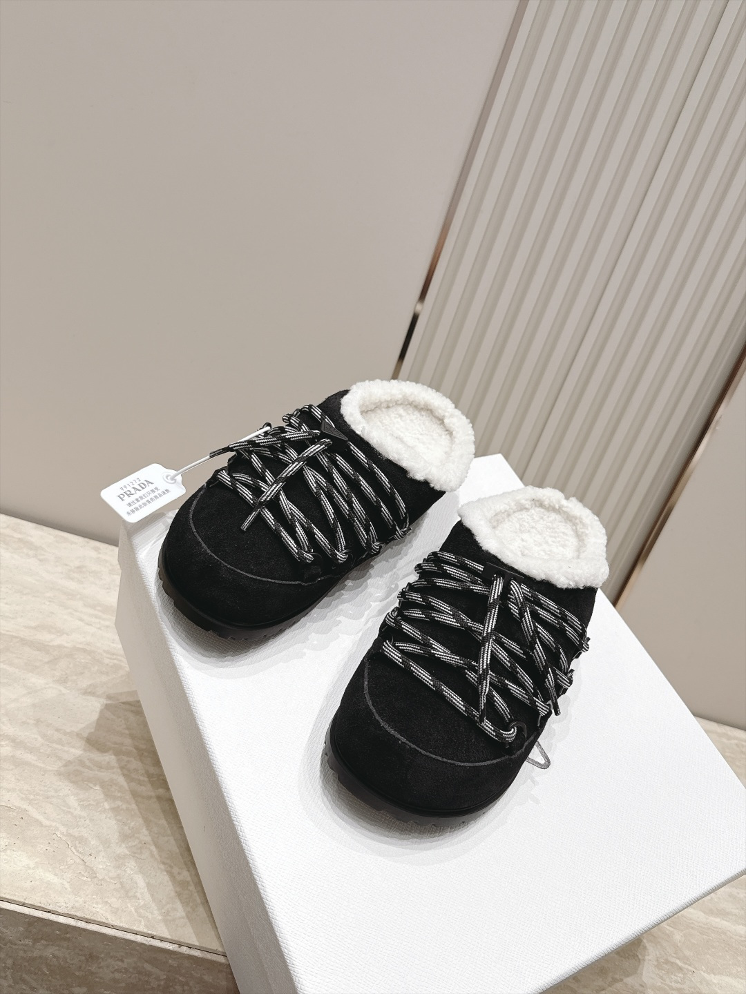 普拉达 Prada 26秋冬新款三角扣羊毛拖鞋 复古呆萌秋冬氛围感毛毛拖 Prada这款羊剪毛半拖太戳人了!羊剪毛内里软