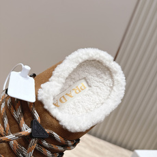 普拉达 Prada 26秋冬新款三角扣羊毛拖鞋 复古呆萌秋冬氛围感毛毛拖 Prada这款羊剪毛半拖太戳人了!羊剪毛内里软 普拉达 Prada 26秋冬新款三角扣羊毛拖鞋 复古呆萌秋冬氛围感毛毛拖 Prada这款羊剪毛半拖太戳人了!羊剪毛内里软