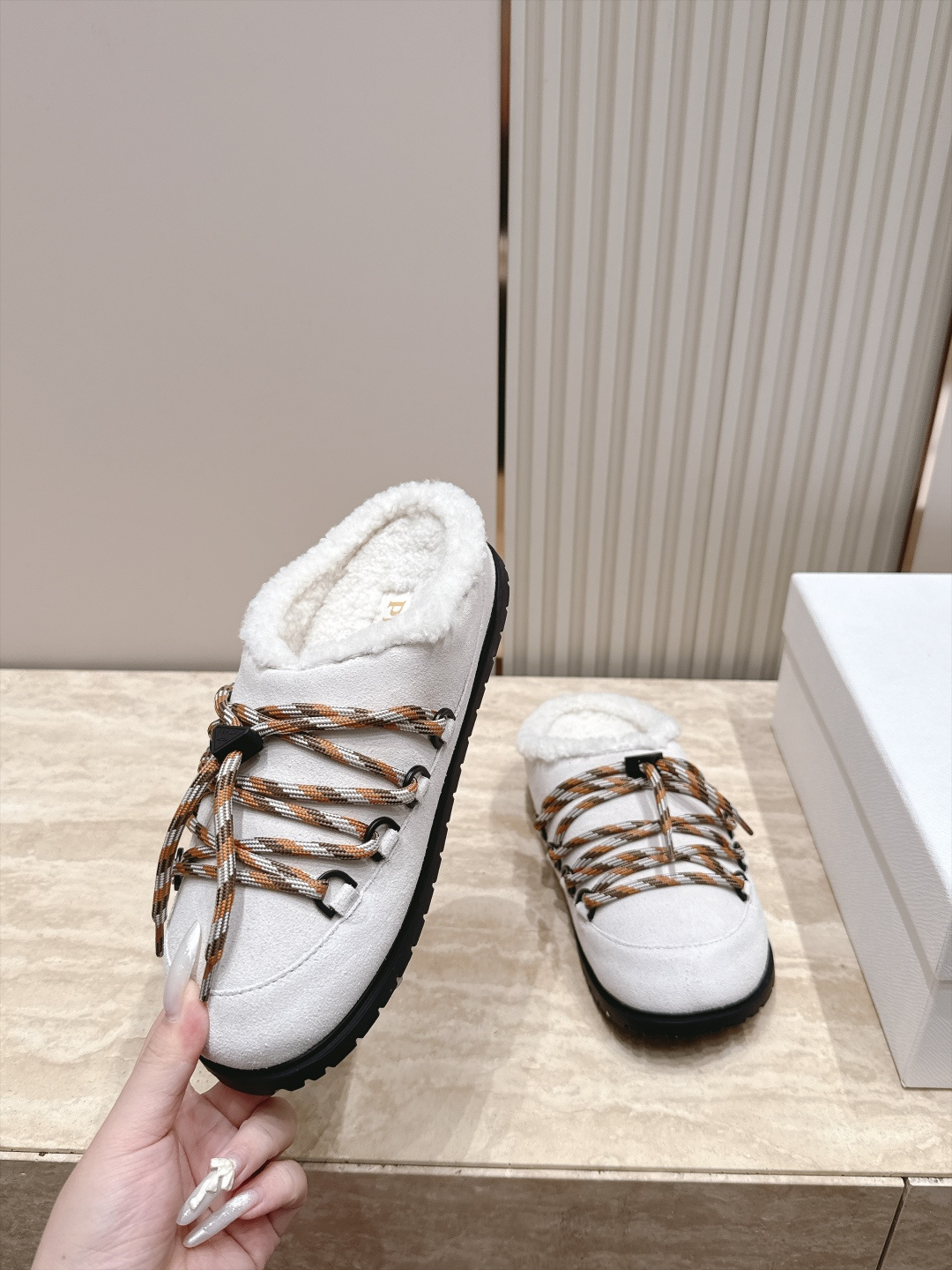 普拉达 Prada 26秋冬新款三角扣羊毛拖鞋 复古呆萌秋冬氛围感毛毛拖 Prada这款羊剪毛半拖太戳人了!羊剪毛内里软