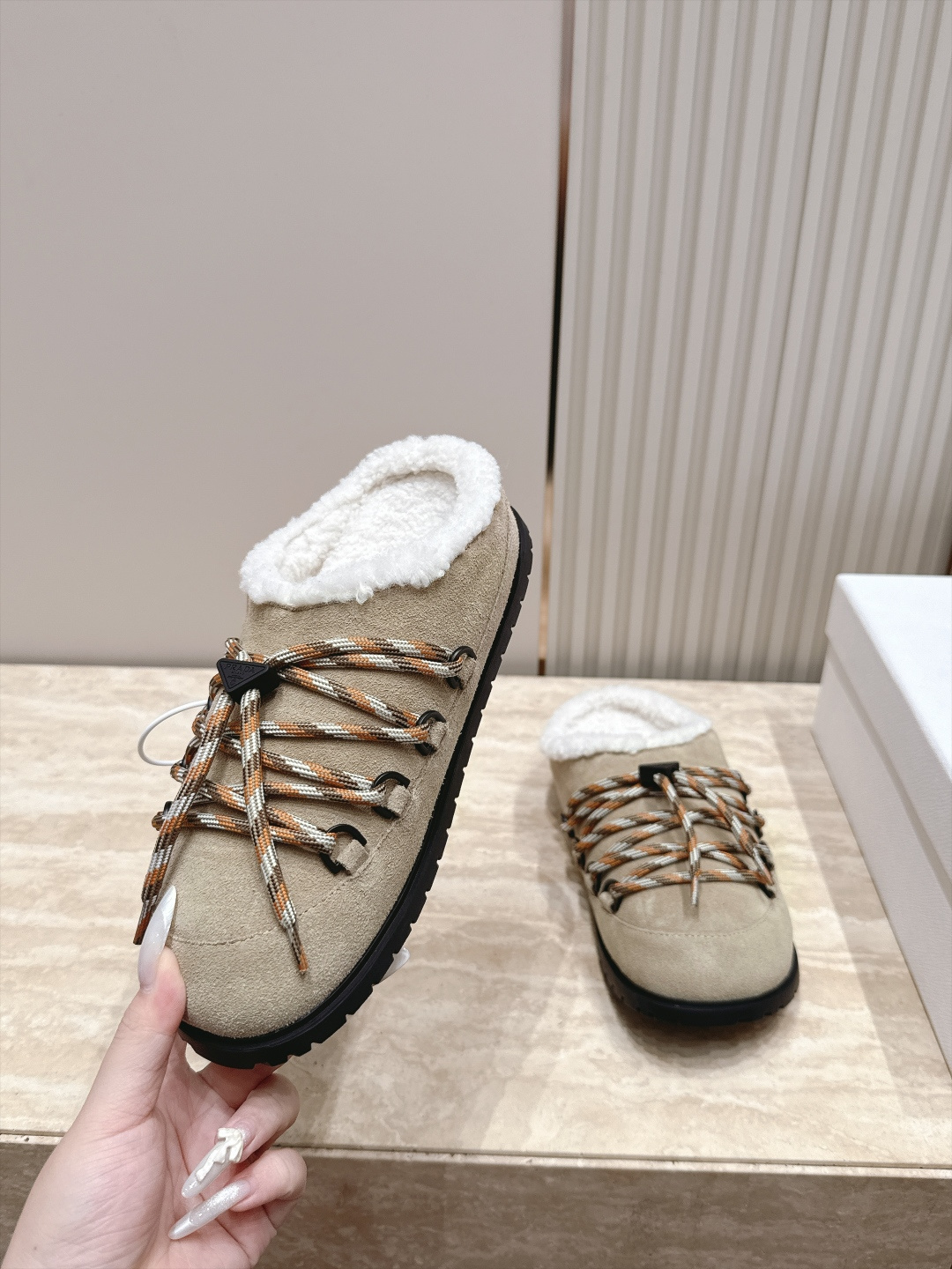 普拉达 Prada 26秋冬新款三角扣羊毛拖鞋 复古呆萌秋冬氛围感毛毛拖 Prada这款羊剪毛半拖太戳人了!羊剪毛内里软