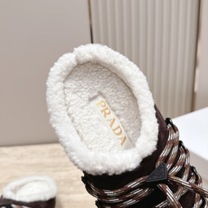 普拉达 Prada 26秋冬新款三角扣羊毛拖鞋 复古呆萌秋冬氛围感毛毛拖 Prada这款羊剪毛半拖太戳人了!羊剪毛内里软 普拉达 Prada 26秋冬新款三角扣羊毛拖鞋 复古呆萌秋冬氛围感毛毛拖 Prada这款羊剪毛半拖太戳人了!羊剪毛内里软