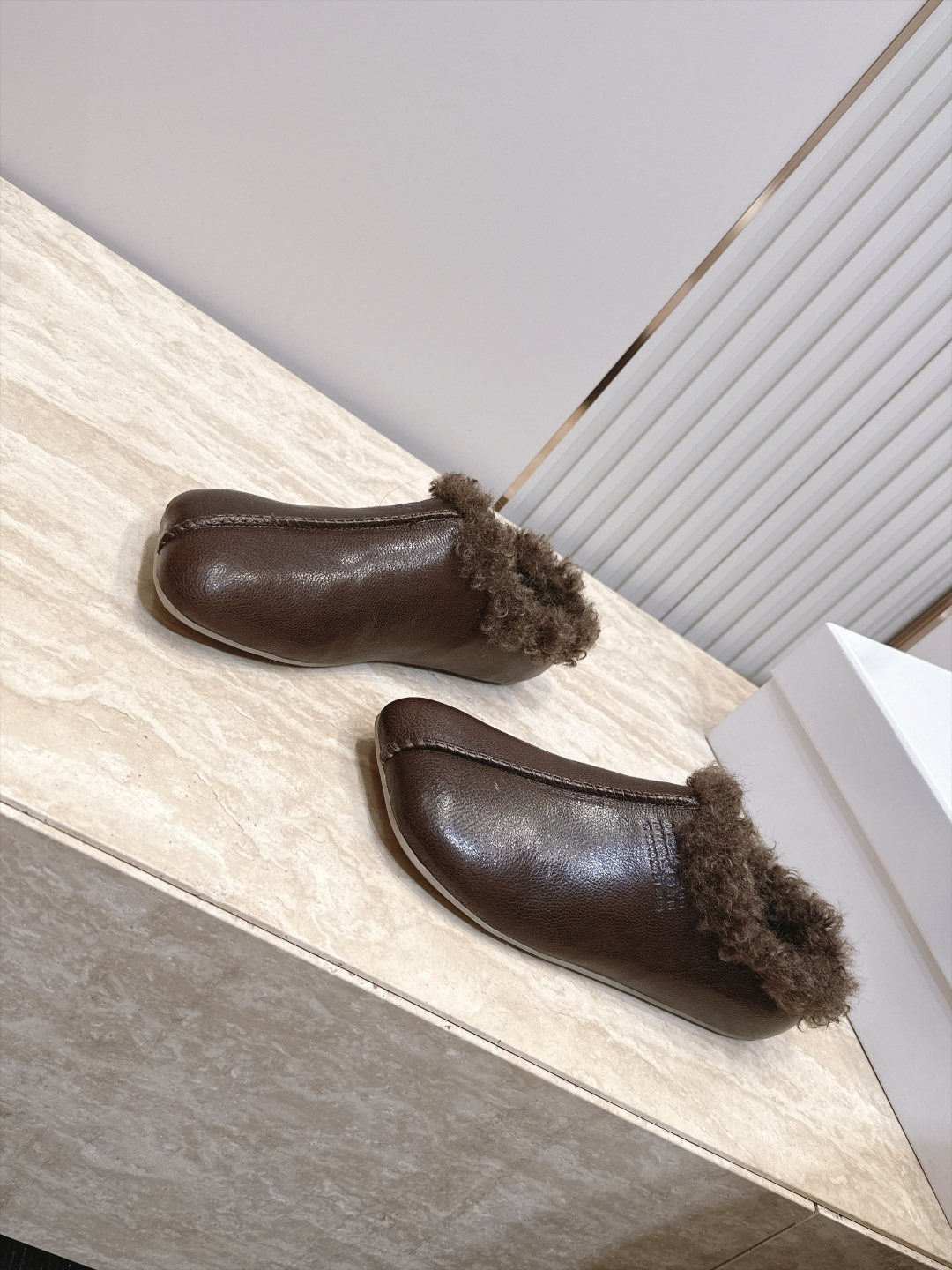 Maison Margiela mm6 秋季新款复古穆勒羊毛拖鞋‼️ 自带松弛极简氛围感的复古乐福穆勒拖，分趾头型搭配无