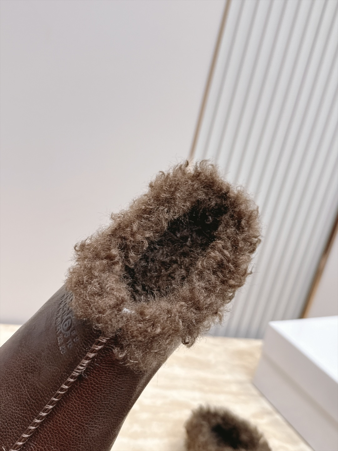 Maison Margiela mm6 秋季新款复古穆勒羊毛拖鞋‼️ 自带松弛极简氛围感的复古乐福穆勒拖，分趾头型搭配无