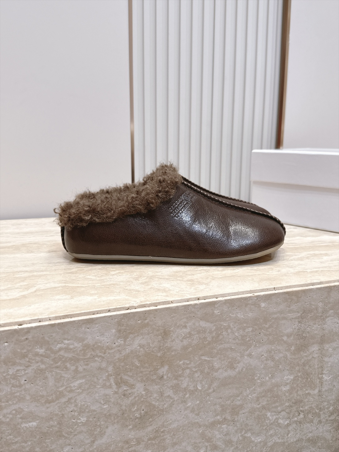 Maison Margiela mm6 秋季新款复古穆勒羊毛拖鞋‼️ 自带松弛极简氛围感的复古乐福穆勒拖，分趾头型搭配无