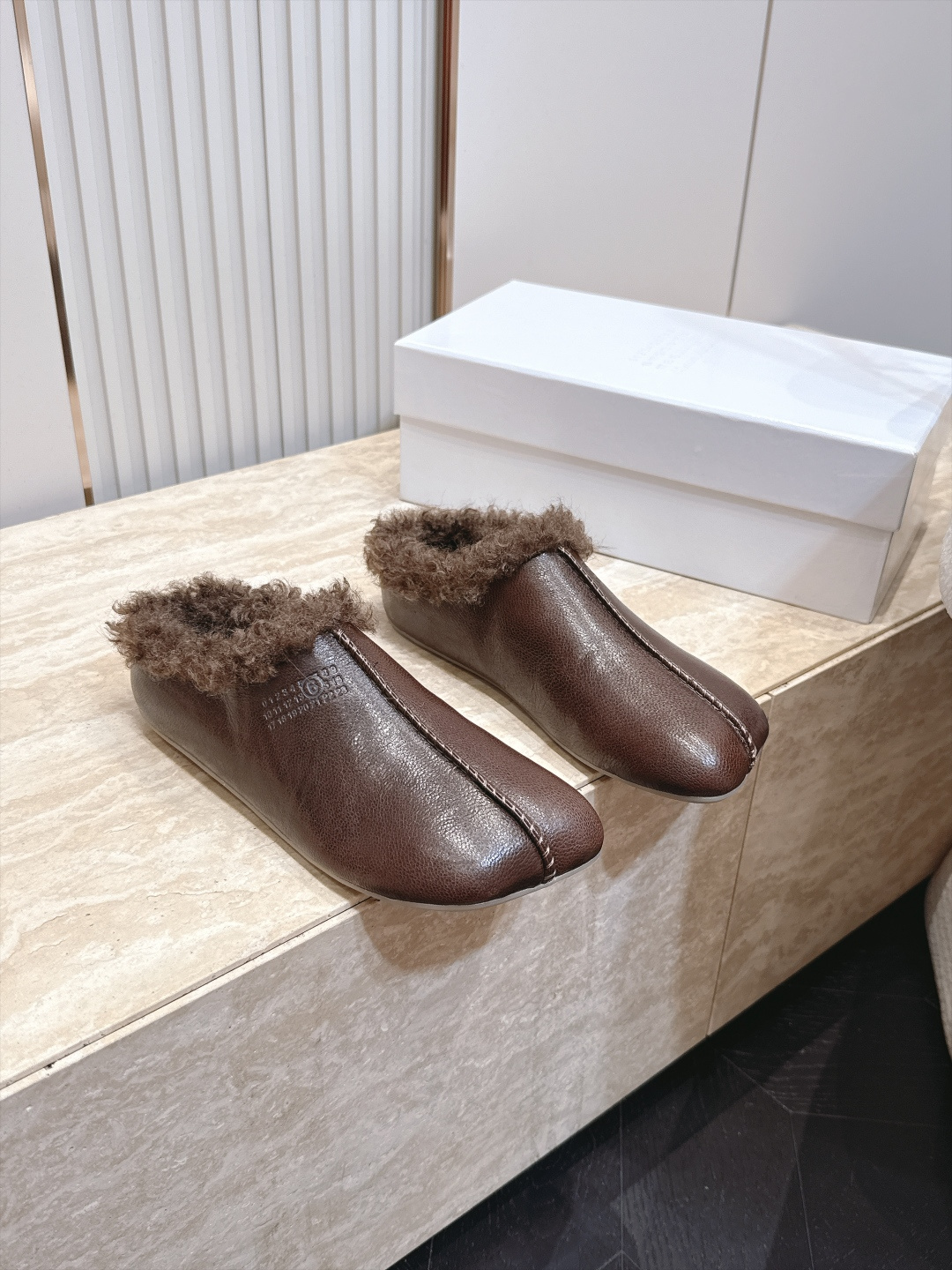 Maison Margiela mm6 秋季新款复古穆勒羊毛拖鞋‼️ 自带松弛极简氛围感的复古乐福穆勒拖，分趾头型搭配无