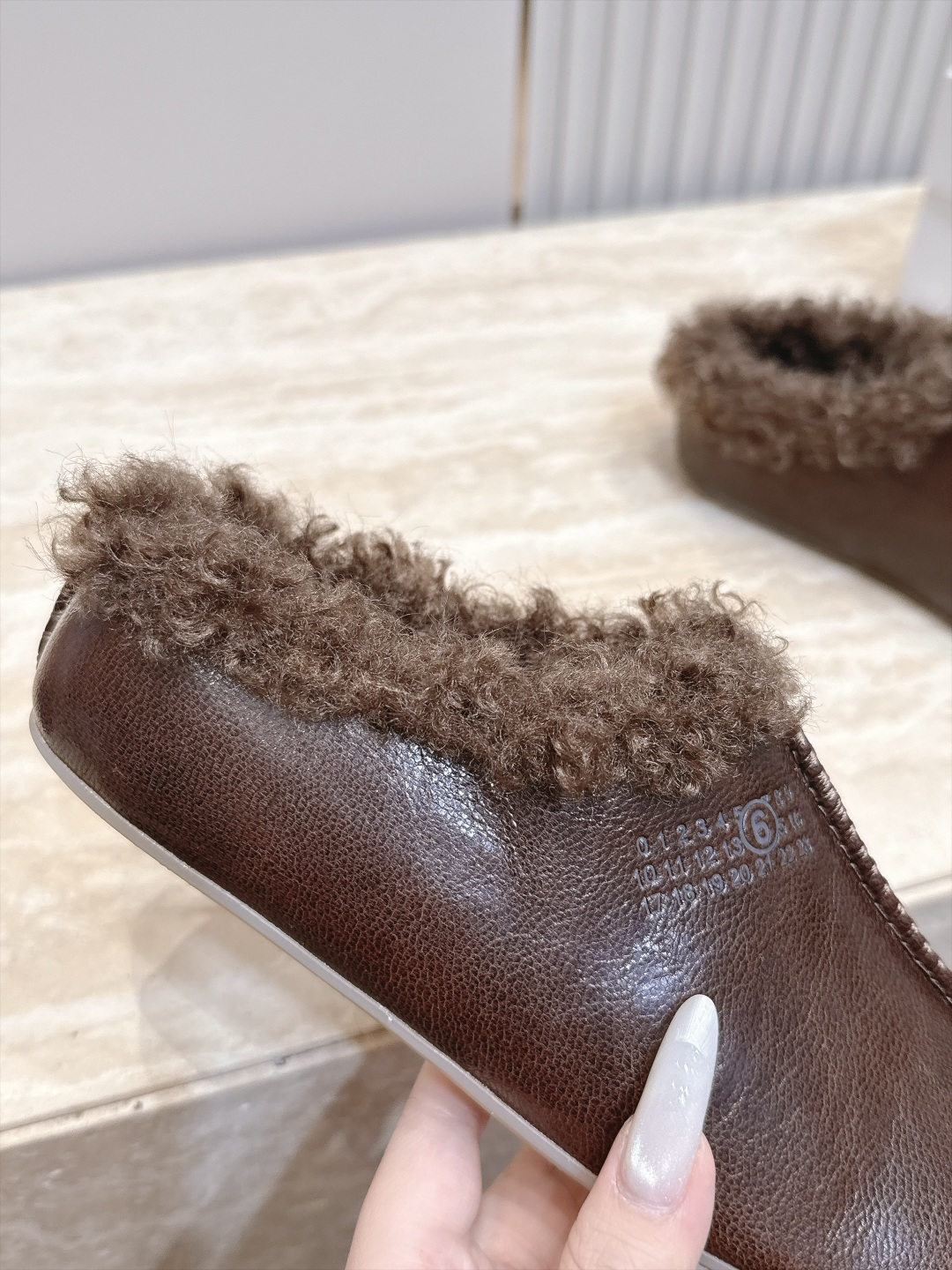 Maison Margiela mm6 秋季新款复古穆勒羊毛拖鞋‼️ 自带松弛极简氛围感的复古乐福穆勒拖，分趾头型搭配无