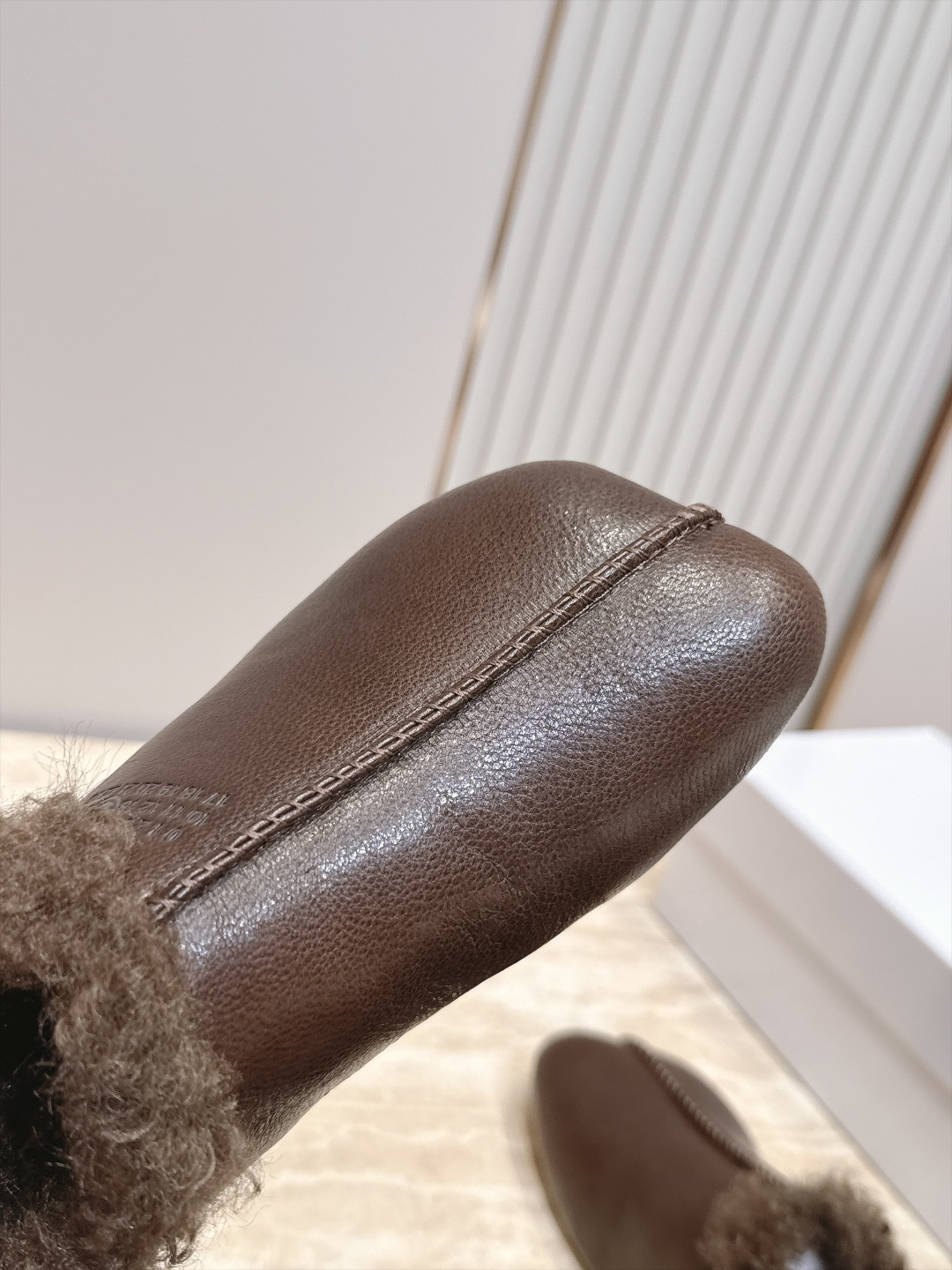 Maison Margiela mm6 秋季新款复古穆勒羊毛拖鞋‼️ 自带松弛极简氛围感的复古乐福穆勒拖，分趾头型搭配无