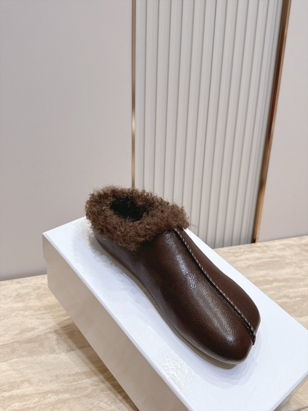 Maison Margiela mm6 秋季新款复古穆勒羊毛拖鞋‼️ 自带松弛极简氛围感的复古乐福穆勒拖，分趾头型搭配无