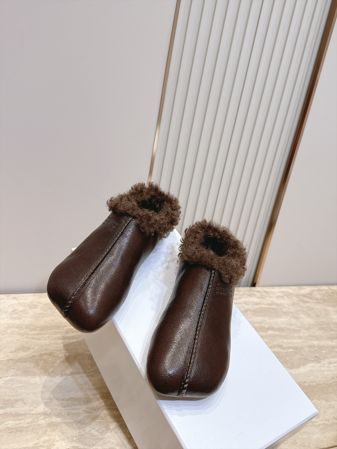 Maison Margiela mm6 秋季新款复古穆勒羊毛拖鞋‼️ 自带松弛极简氛围感的复古乐福穆勒拖，分趾头型搭配无