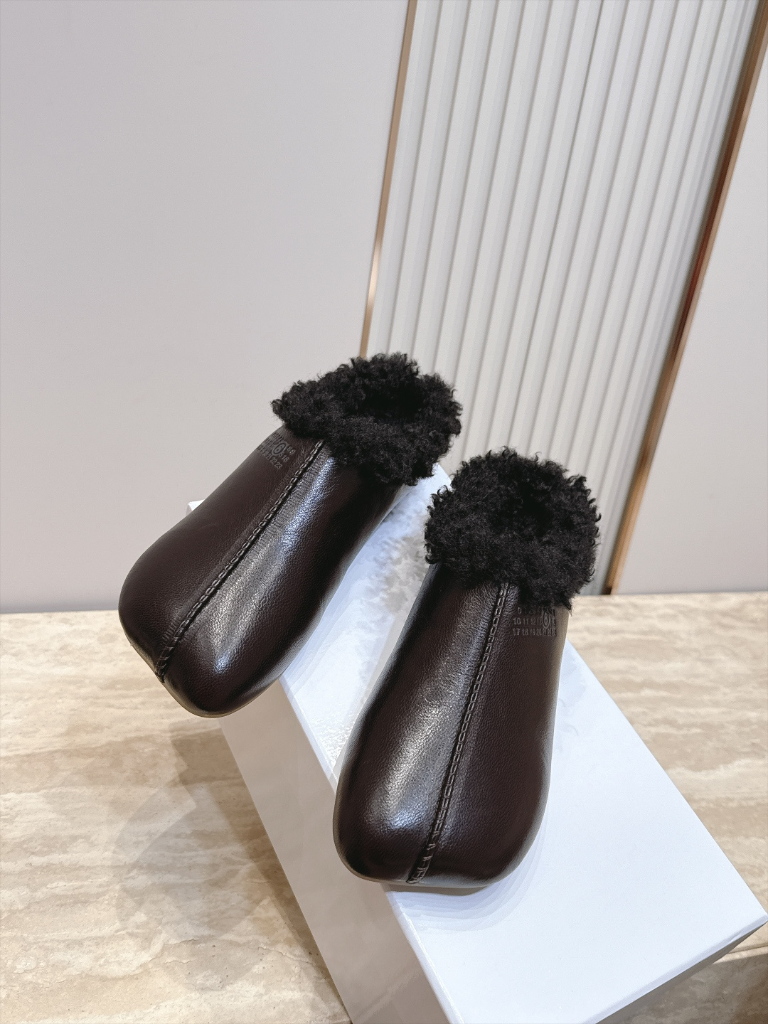 Maison Margiela mm6 秋季新款复古穆勒羊毛拖鞋‼️ 自带松弛极简氛围感的复古乐福穆勒拖，分趾头型搭配无