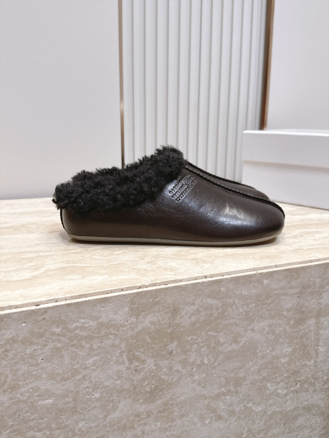 Maison Margiela mm6 秋季新款复古穆勒羊毛拖鞋‼️ 自带松弛极简氛围感的复古乐福穆勒拖，分趾头型搭配无